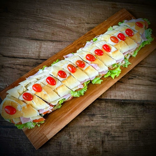 Sanduíche de Metro com Peito de Peru, Queijo Minas, Pasta de Tomate Seco